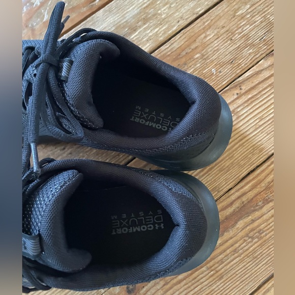 Under Armour Men's All-Black Athletic Sneakers Surge - Picture 3 of 4